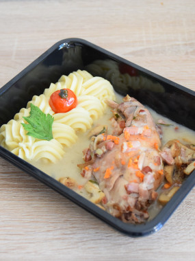 cuisse de poulet rôti, sauce aux oignons caramelisés