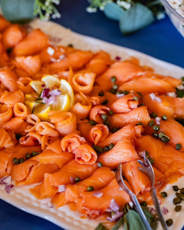 Saumon fumé au bois de hêtre, émulsion de raifort et blinis
