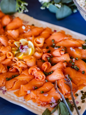 Saumon fumé au bois de hêtre, émulsion de raifort et blinis