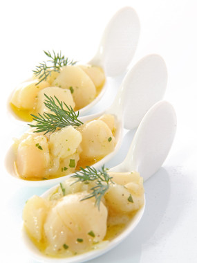 Tartare de Saint-Jacques, perles d’orge aux algues et yuzu